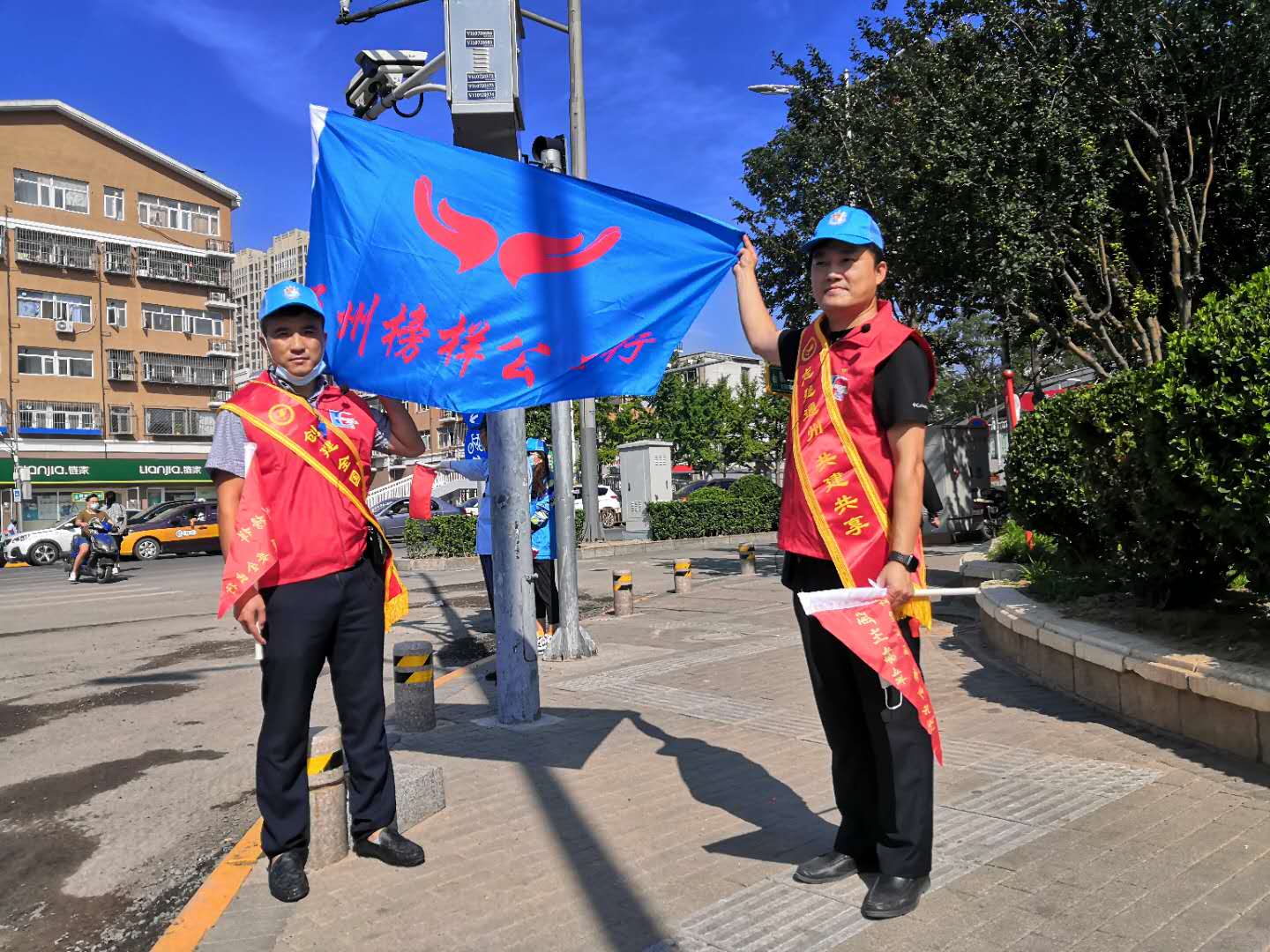 <strong>啊啊啊两个男人干我呀</strong>